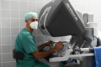 Die modernste Form der Präzisionschirurgie in Bielefeld: Beim DaVinci-Operationssystem übertragen Thoraxchirurgen wie Dr. Morris Beshay die Fingerbewegungen auf Operationsinstrumente im Brustkorb.