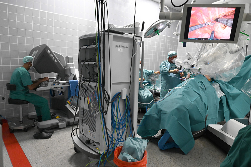 Das DaVinci-Operationssystem lässt Operationen zu, die sonst nicht möglich wären. Dabei handelt es sich für unsere Patienten um die schonendste Form der minimal-invasiven Chirurgie.